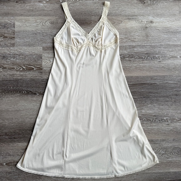 Sweet Vintage 70s Lace Slip Dress - Picture 3 of 7